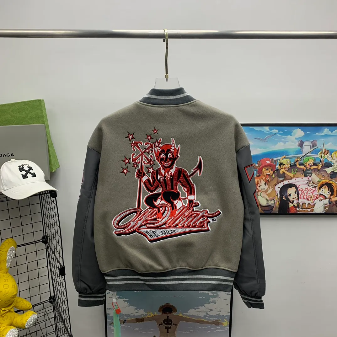 The top tested version off white, the new AC Milan co-branded heavy-duty embroidery hot-drilled baseball jacket, worn by many NBA stars, is a sincere heavy-duty baseball jacket. This baseball jacket adopts a leather sleeve splicing design. The main body fabric is made of 80% wool and 20% polyester blended fabric. The single piece is thick and the texture is very good. The inner layer is very soft, customized cupro silk lining. The upper body is soft and skin-friendly. The middle layer is quilted. The wavy stitching ensures no cotton leakage. There is an embroidery on the front and back of the embroidery part. It is made with imported Tajima embroidery machine and towel embroidery process. It seems simple but the process is very complicated. This towel embroidery is not formed in one piece, but is divided into three parts: the bottom, middle and upper part. The bottom is black and the top is black. The pattern is sewn using towel embroidery technology. The middle layer is embroidered with white yarn to outline the shape and then sewn on the bottom. The layering is obvious. Each part needs to be made separately and sewn together. It is different from the one-piece version on the market! Accessories: First, placket snaps, heavy-duty metal snaps, separate mold opening and customization, mold opening fee 8K. Accessory materials, snap buttons, and zippers all need to be molded and customized. The overall shape adopts a pure American retro wide sleeve shape, which fully demonstrates the loose shoulder effect. The fabric is selected from heavy woolen to show a wide and stylish wearing posture. The interior uses thick quilted cotton as the liner. The entire jacket has a thicker texture and is cold-proof, warm and stylish. Gray, size: S M L XL P:700